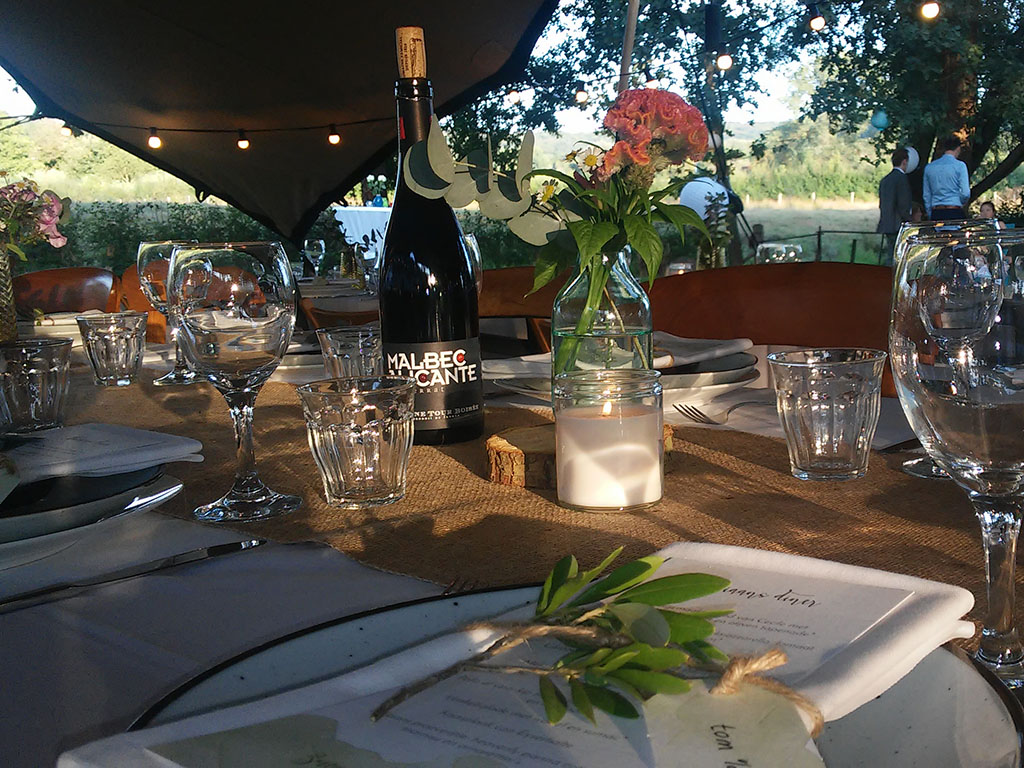 Een gedekte tafel met bloemen en kaarsen