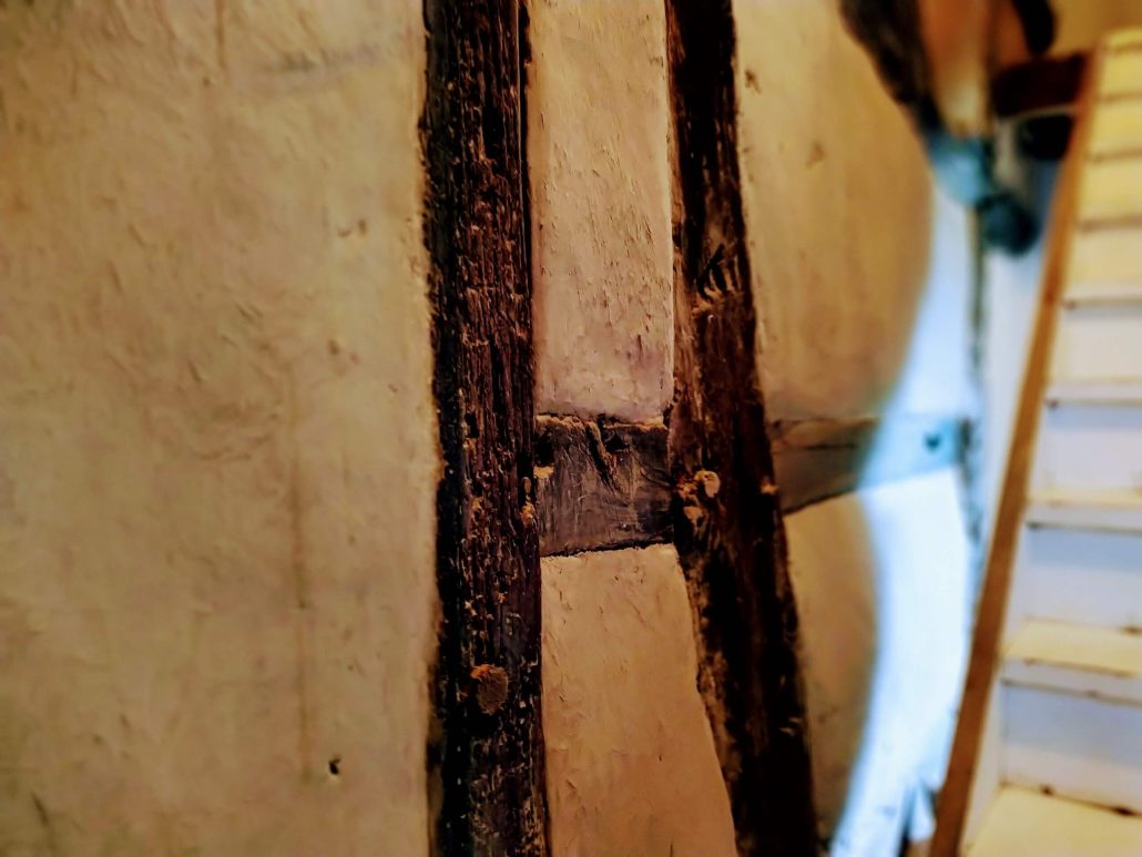 Detail van vakwerk met houten balken en leem