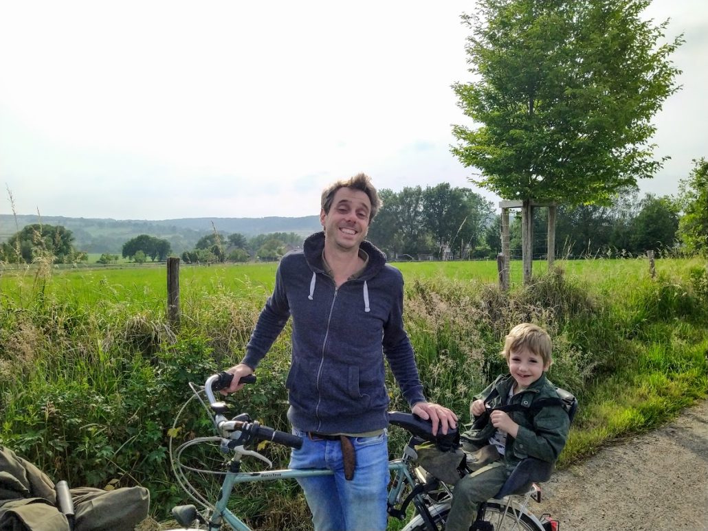 Bart op de fiets met een van de zoons achterop