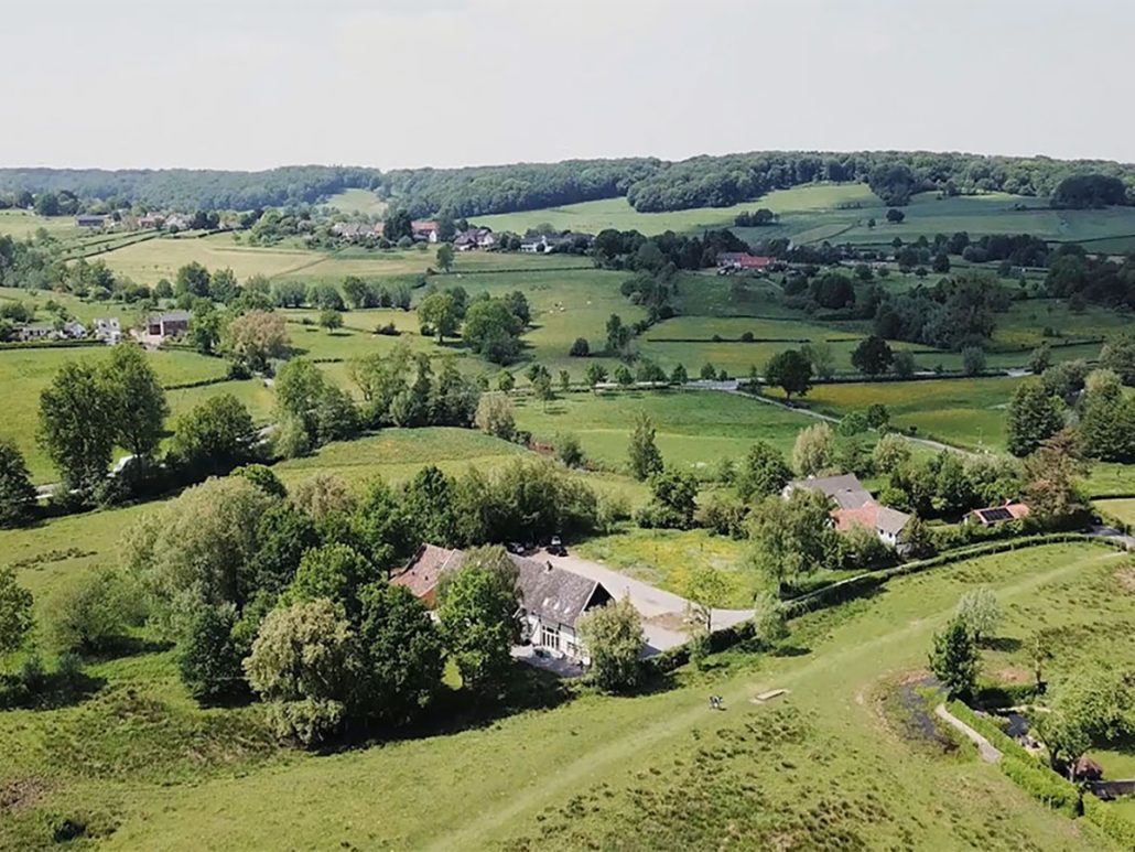 Het vakwerkhuis en ’t Bakhuisje in het glooiende landschap, gezien van boven