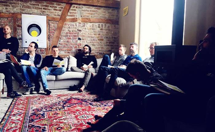 Een team aan het werk in de woonkamer van de hoeve