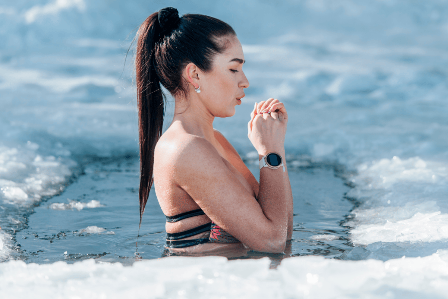 vrouw ontdekt voordelen ijsbad