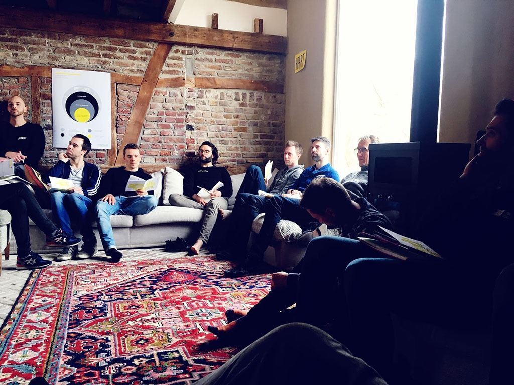 Een team aan het werk in de woonkamer