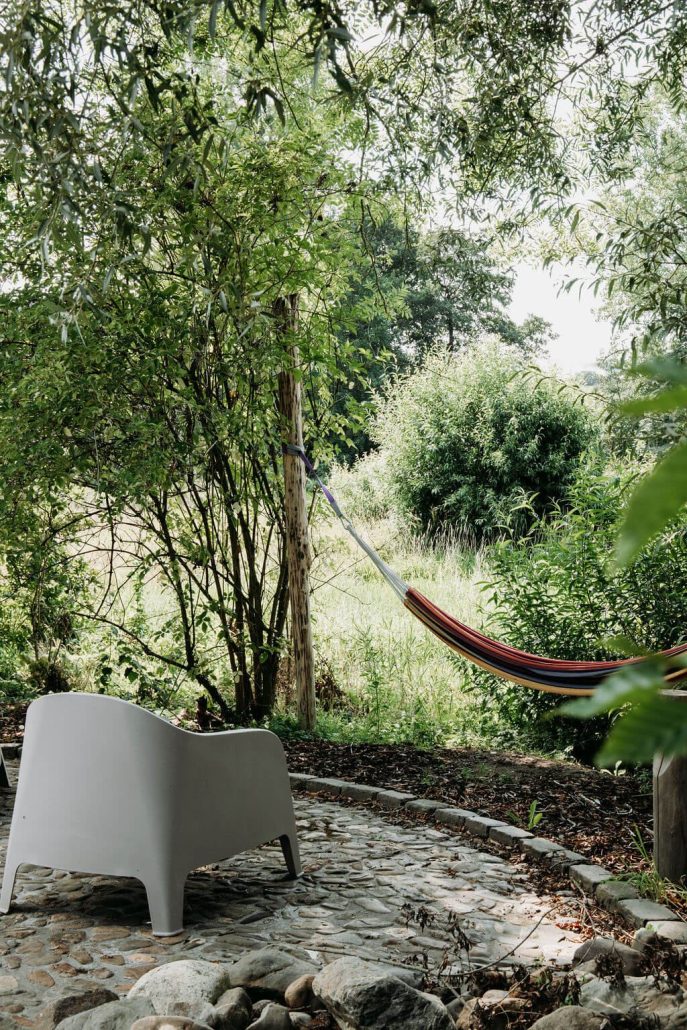 Een hangmat in de tuin bij 't Bakhuisje
