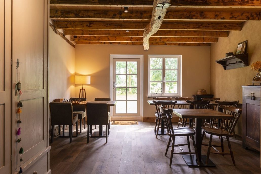 De gezellige zaal van 't Leemcafeetje