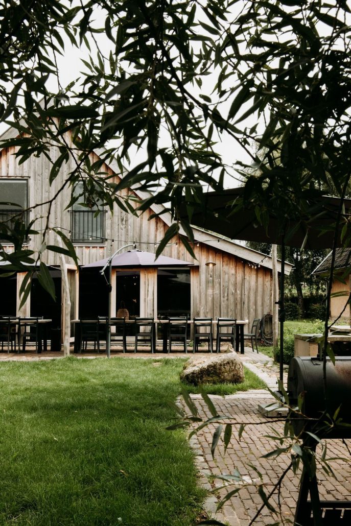 Tuin en terras bij het vakwerkhuis
